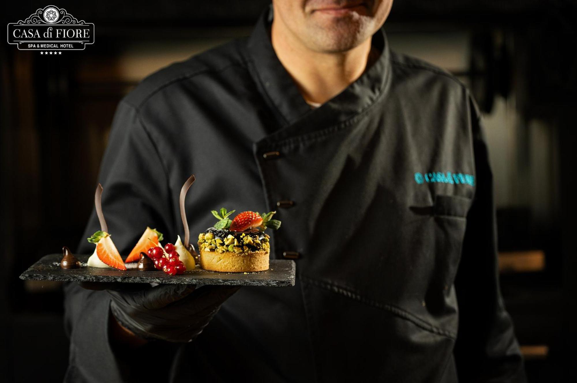Casa Di Fiore Spa And Medical Hotel, Mineral Pools & Private Beach Kranevo Exterior foto Chef with a dessert