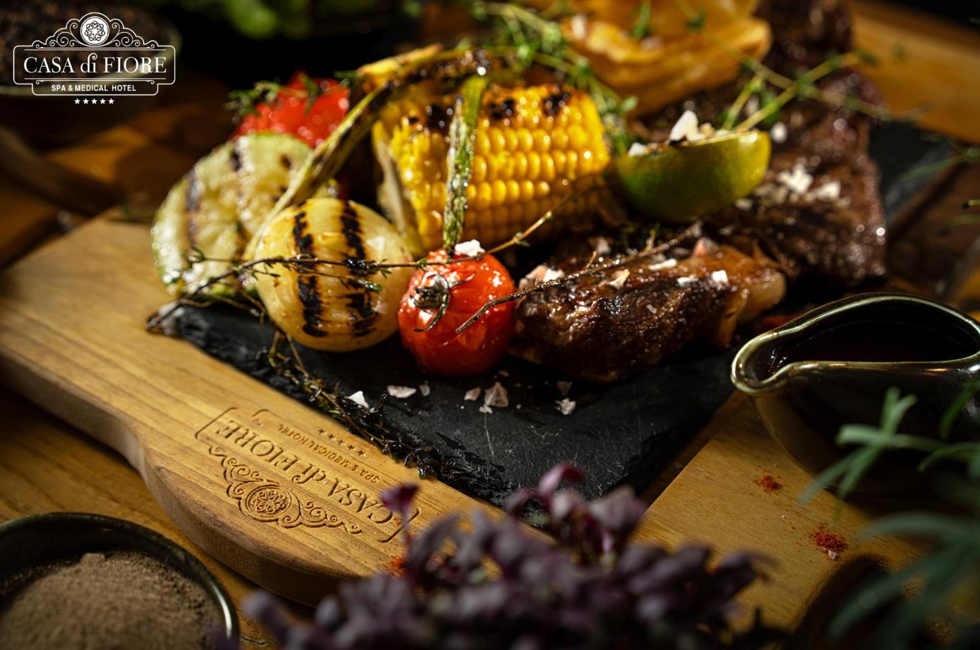 Casa Di Fiore Spa And Medical Hotel, Mineral Pools & Private Beach Kranevo Exterior foto A grilled vegetable and meat platter