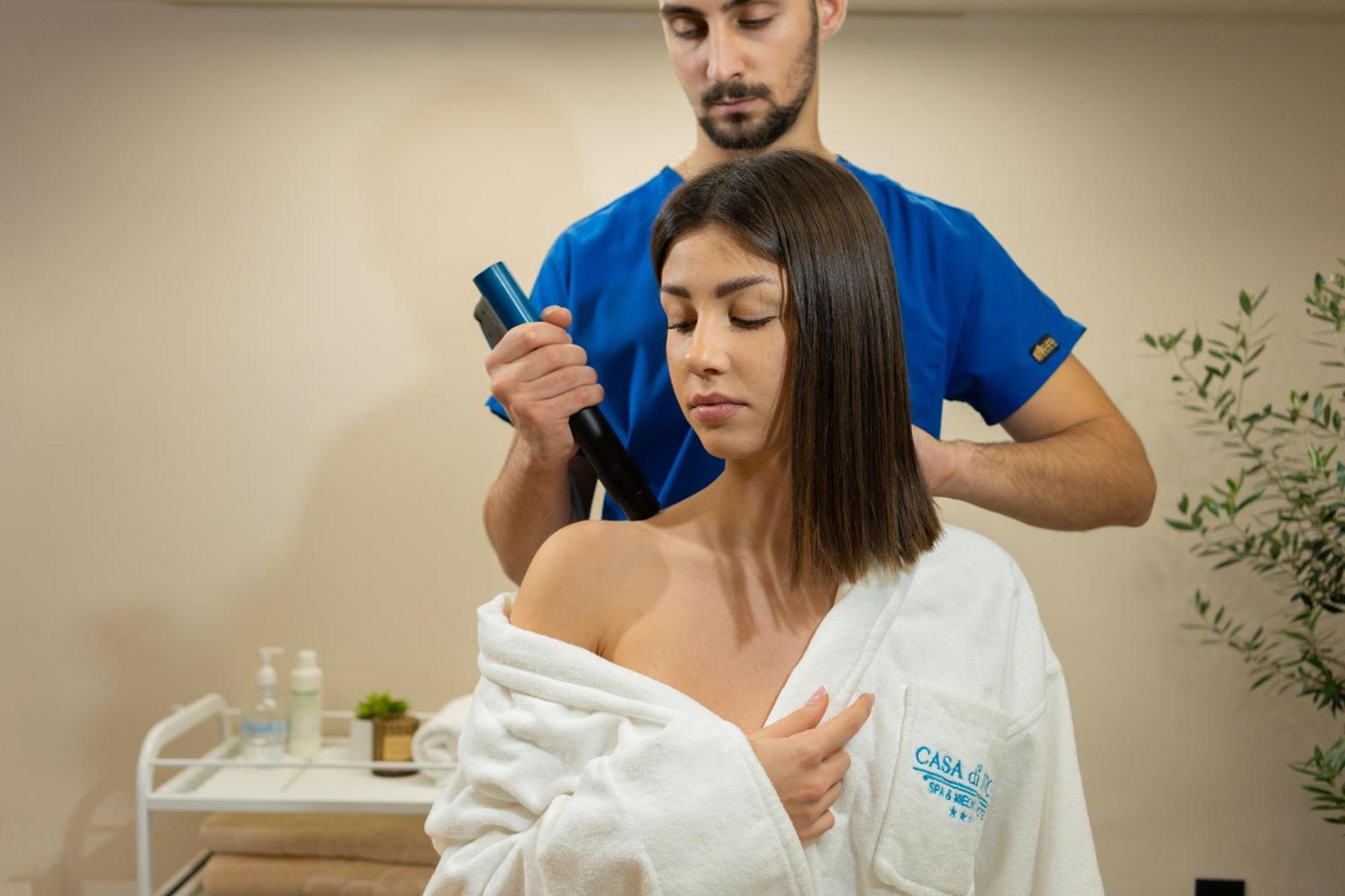 Casa Di Fiore Spa And Medical Hotel, Mineral Pools & Private Beach Kranevo Exterior foto A woman receiving a massage